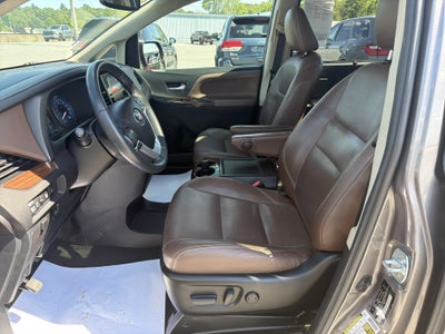 2017 Toyota Sienna XLE Auto Access Seat