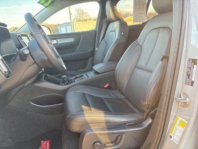 2025 Volvo XC40 Core Bright Theme