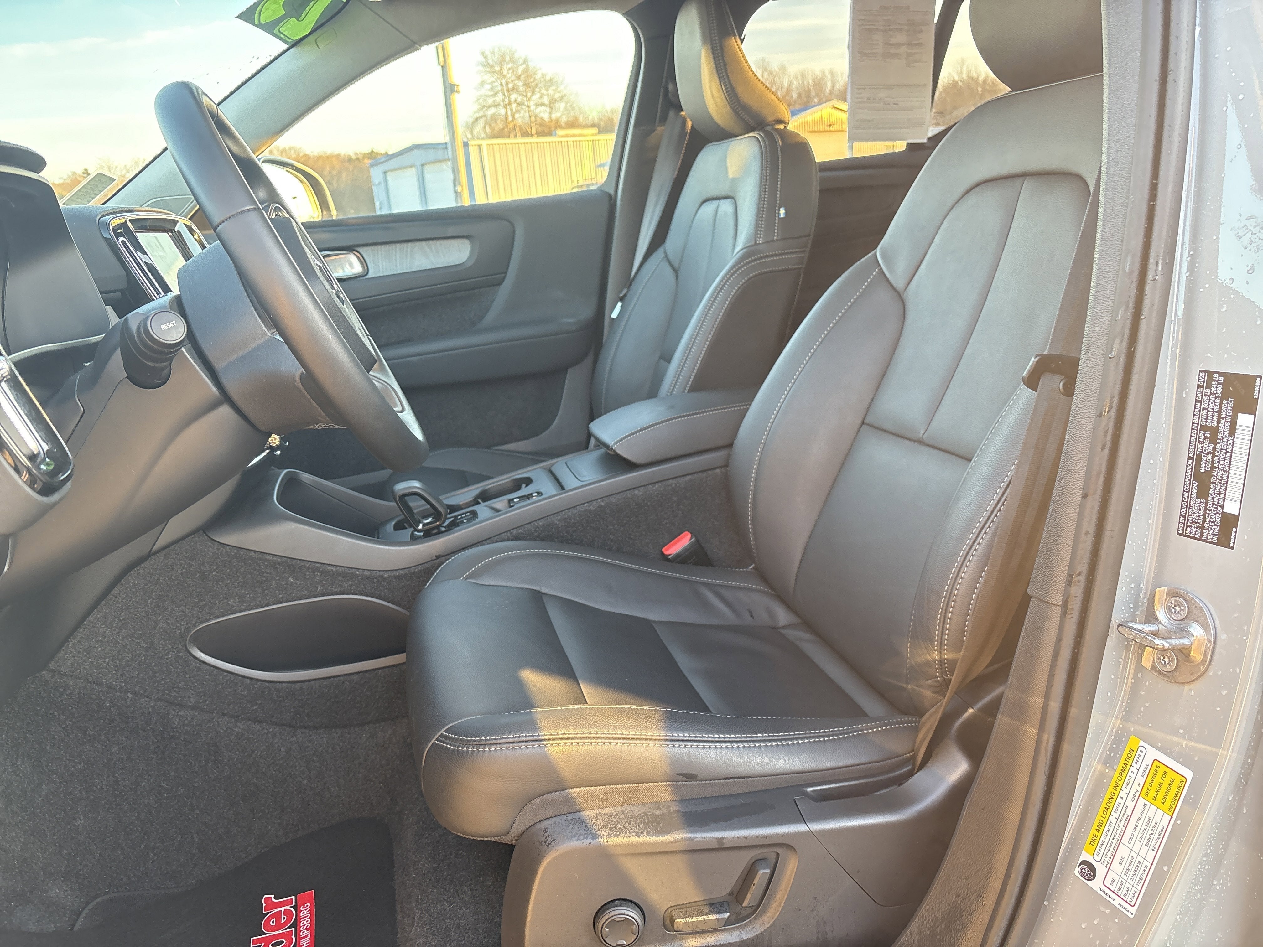 2025 Volvo XC40 Core Bright Theme