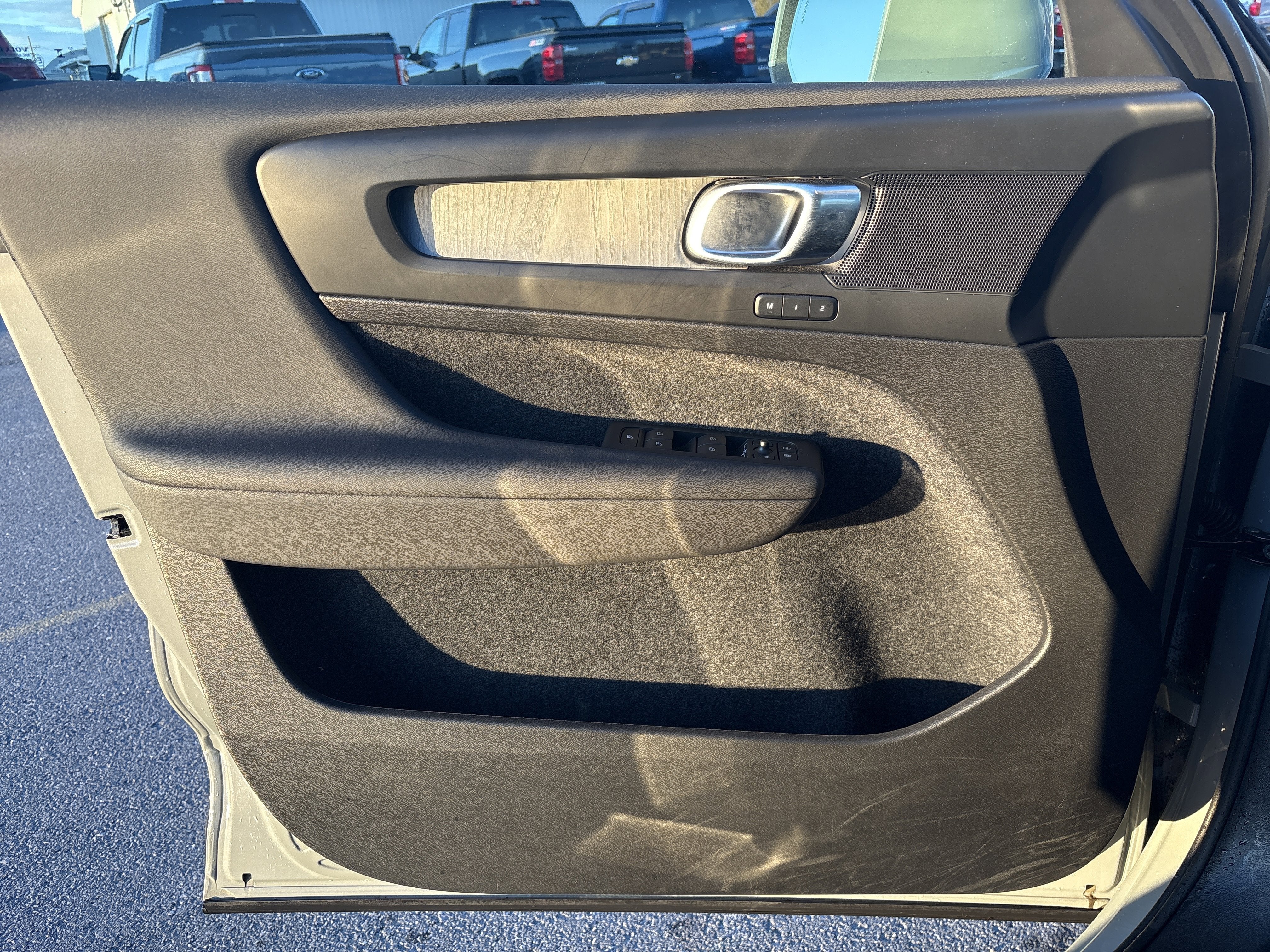 2025 Volvo XC40 Core Bright Theme