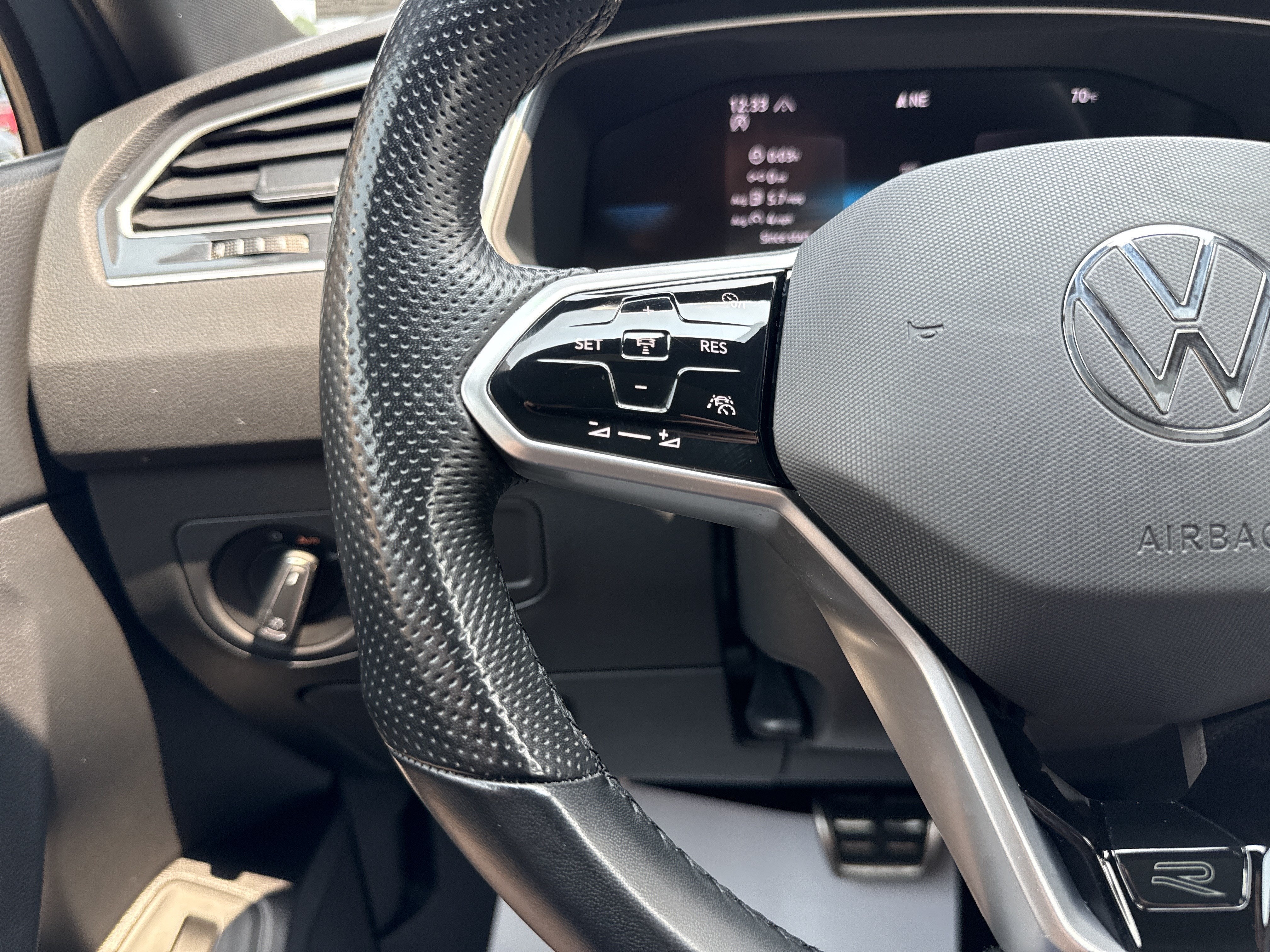2024 Volkswagen Tiguan SE R-Line Black
