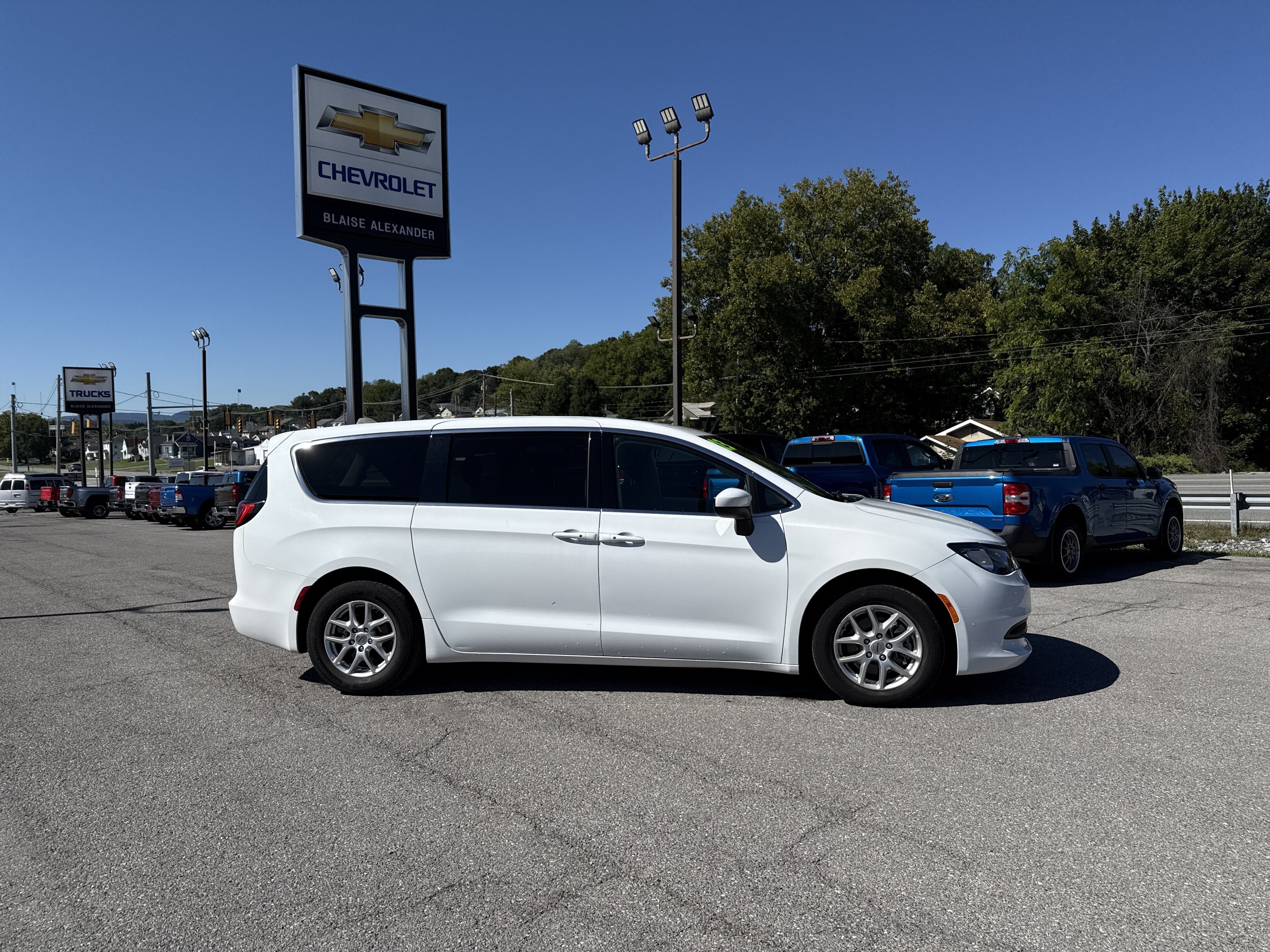 2023 Chrysler Voyager LX