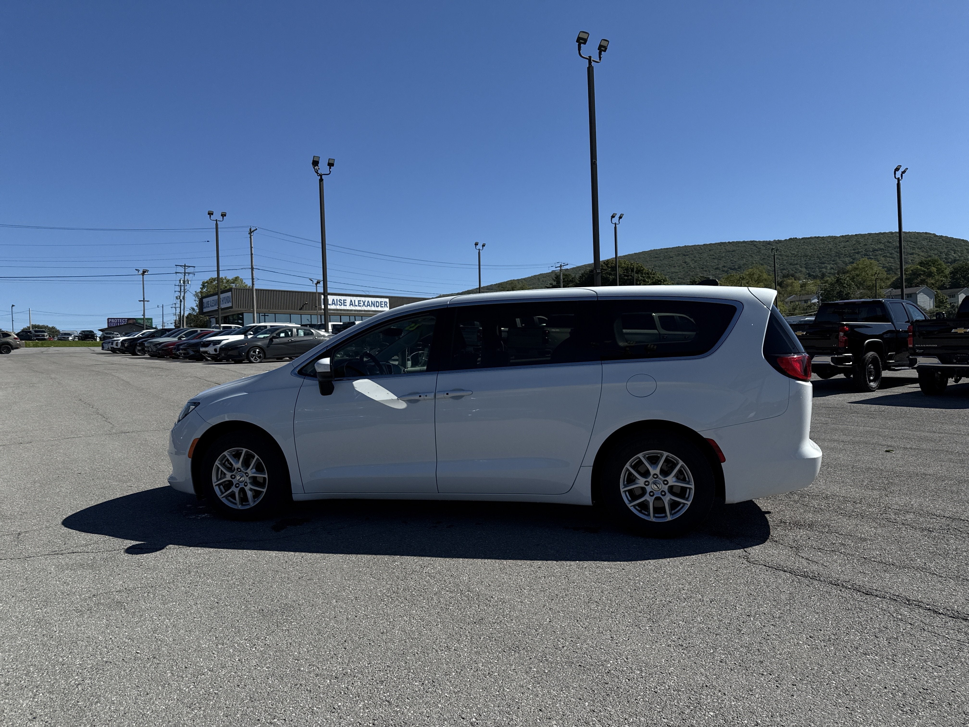 2023 Chrysler Voyager LX