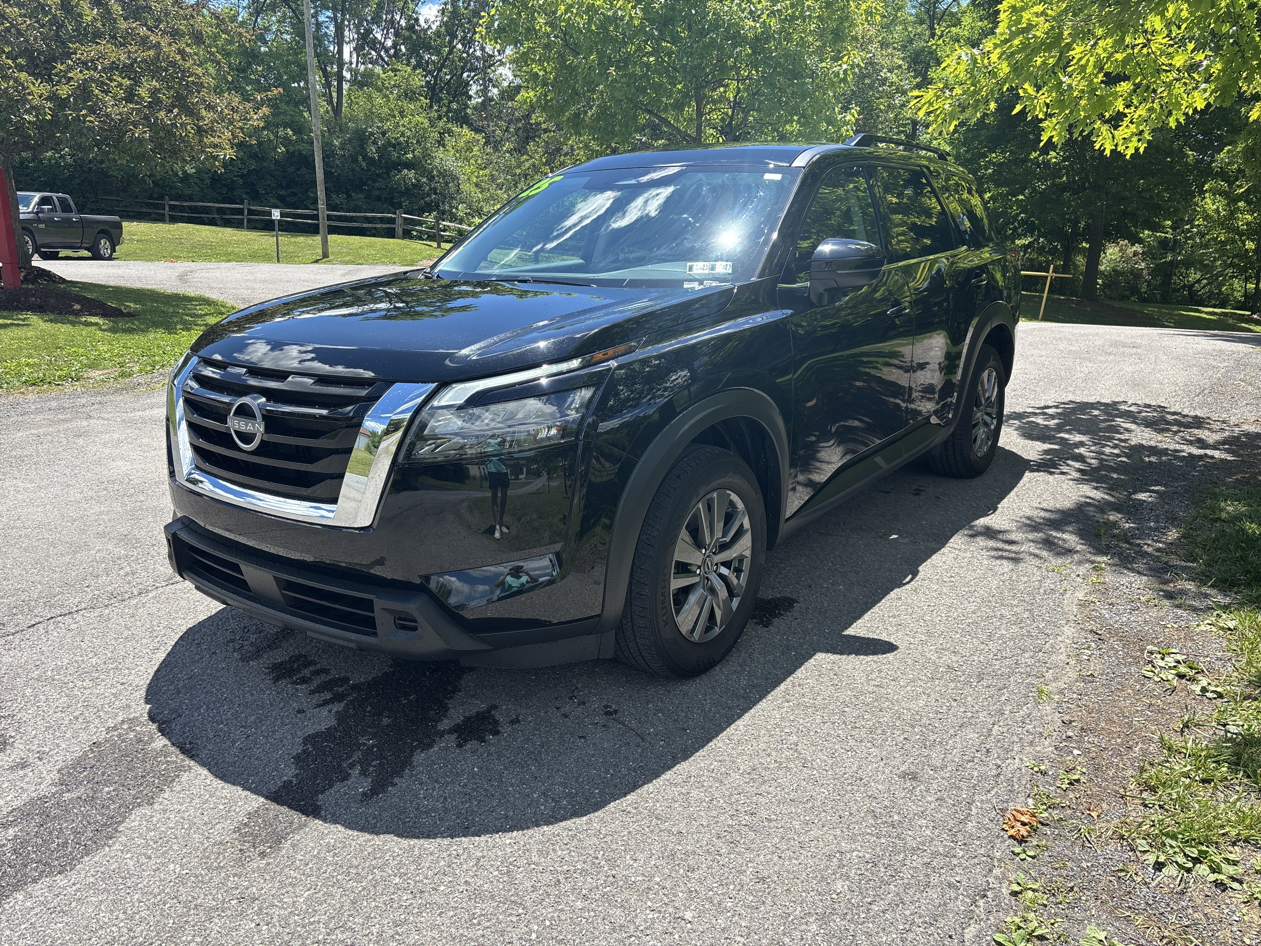 2025 Nissan Pathfinder SV