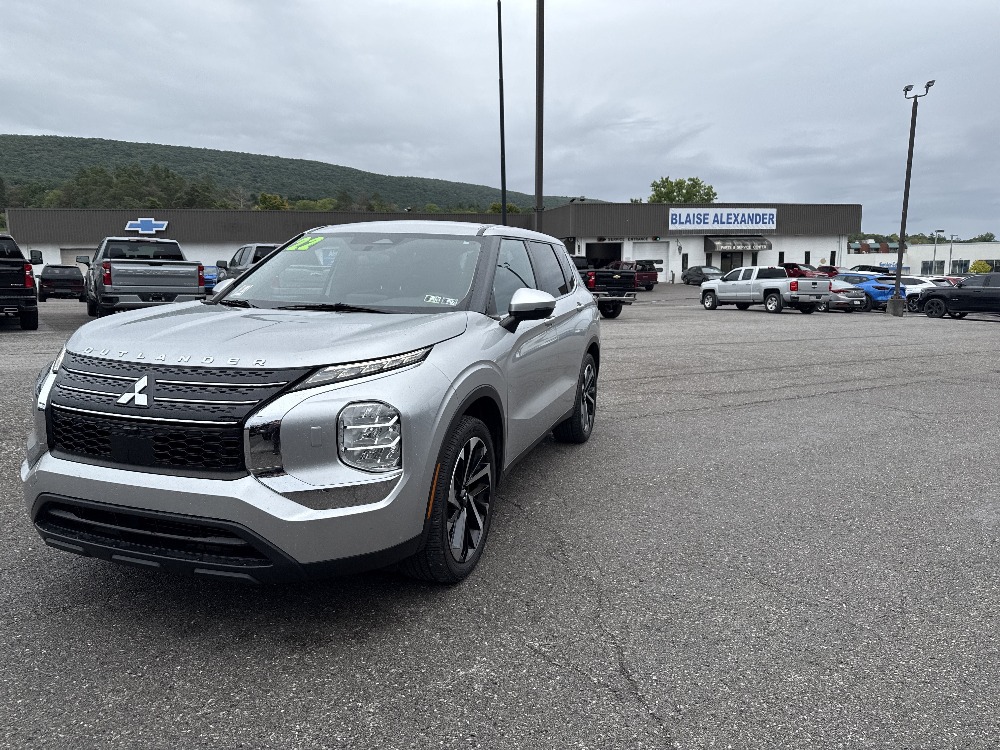 2022 Mitsubishi Outlander ES