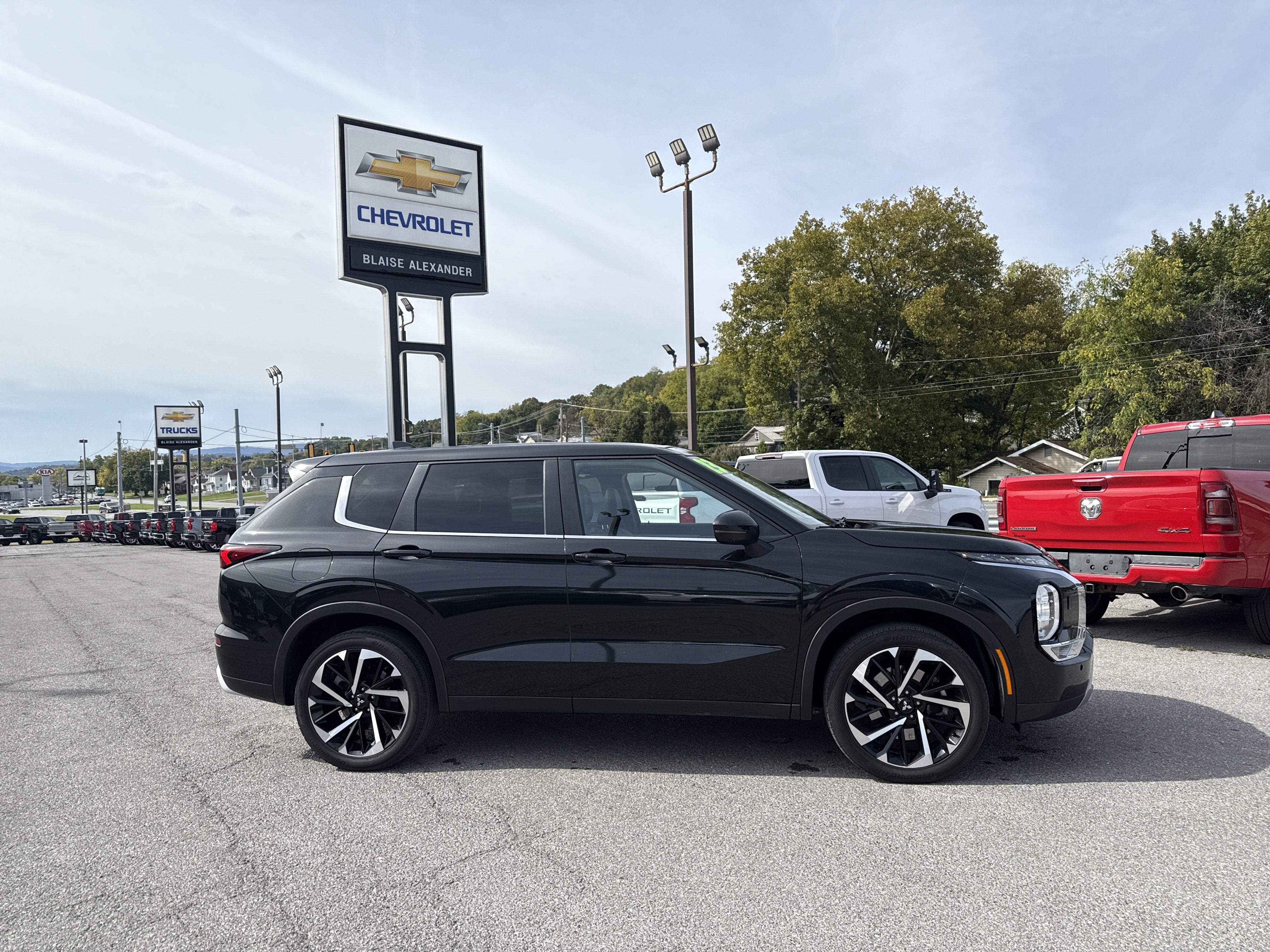 2023 Mitsubishi Outlander SE