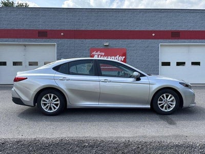 2025 Toyota Camry LE (SE)