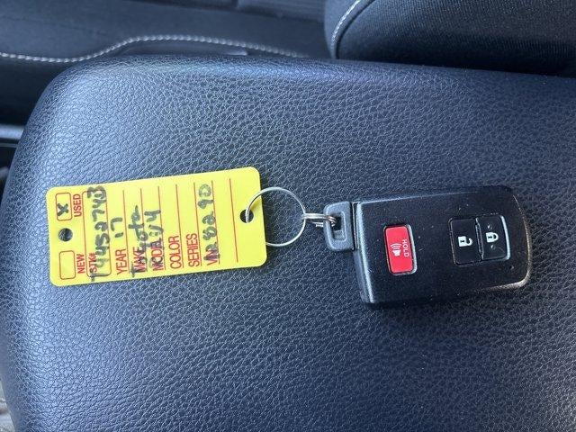 2017 Toyota RAV4 Hybrid XLE AWD (Natl)