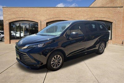 2025 Toyota Sienna LE FWD 8-Passenger (Natl)