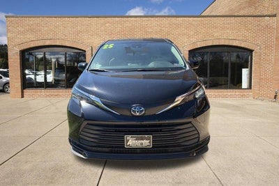 2025 Toyota Sienna LE FWD 8-Passenger (Natl)