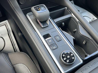 2025 Nissan Pathfinder SL 4WD