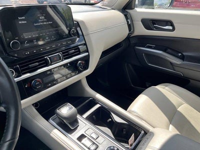 2023 Nissan Pathfinder SL 4WD