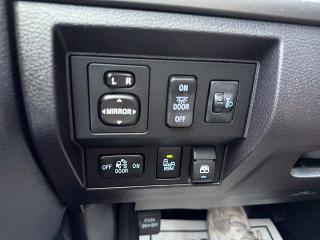 2016 Toyota Tundra 4WD Truck 4WD CrewMax Short Bed 5.7L SR5 (SE)