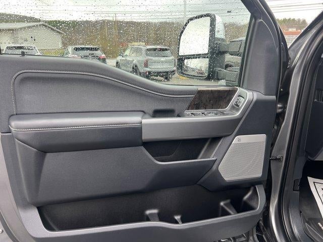 2025 Ford Super Duty F-350 DRW LARIAT 4WD Crew Cab 8' Box