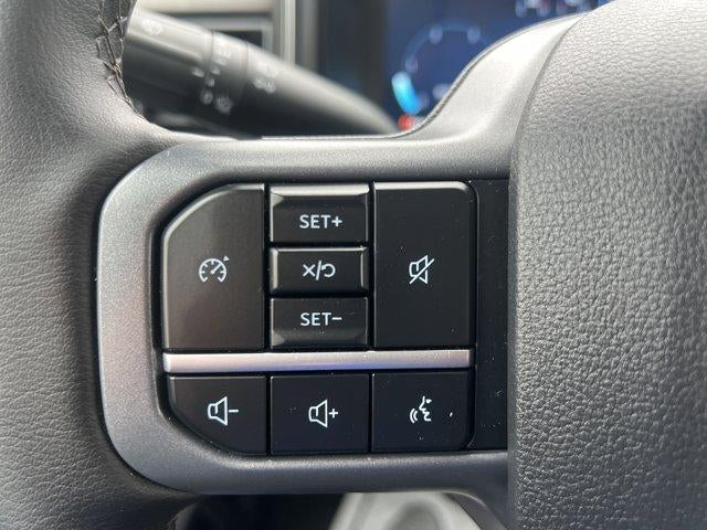 2025 Ford Super Duty F-350 DRW LARIAT 4WD Crew Cab 8' Box