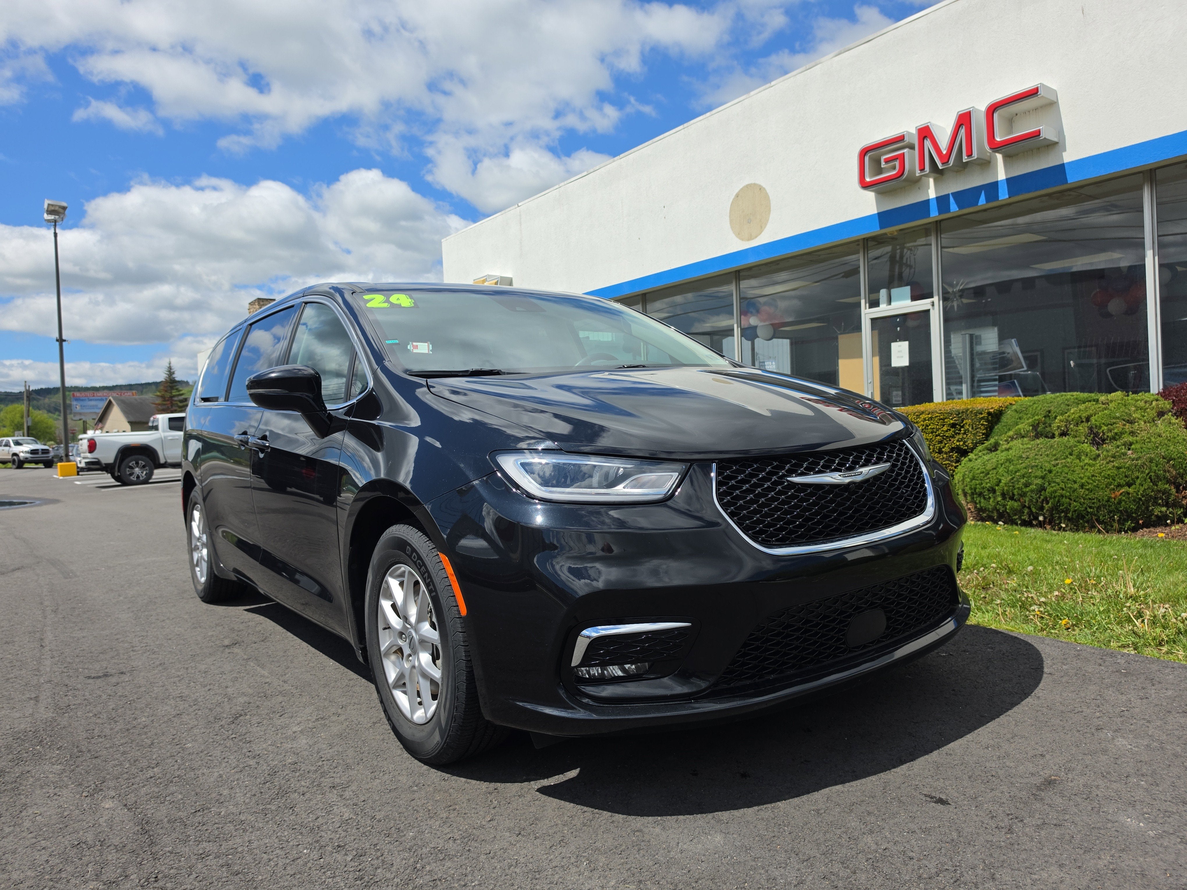 2024 Chrysler Pacifica Touring L's photo