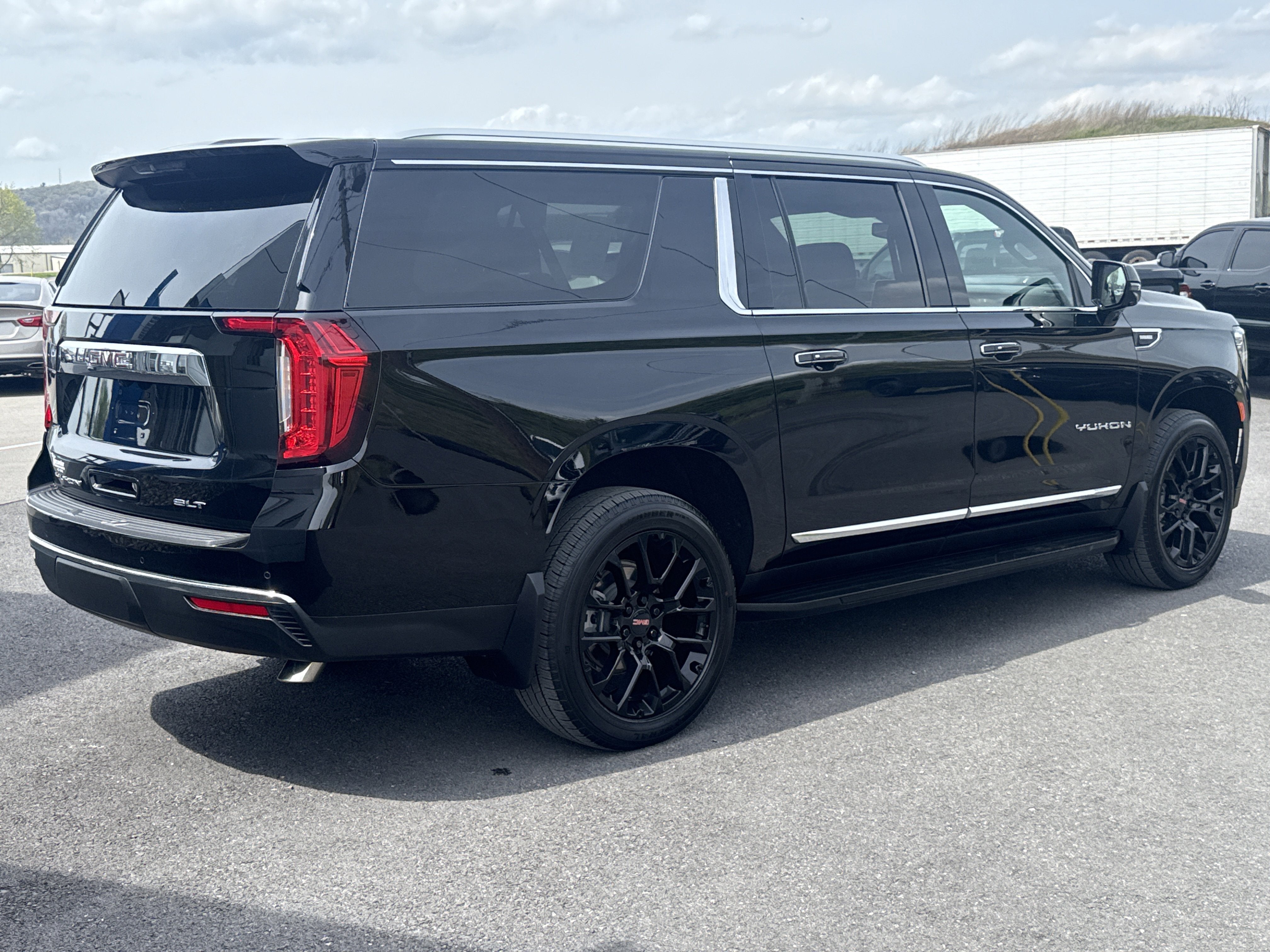 2023 GMC Yukon XL SLT