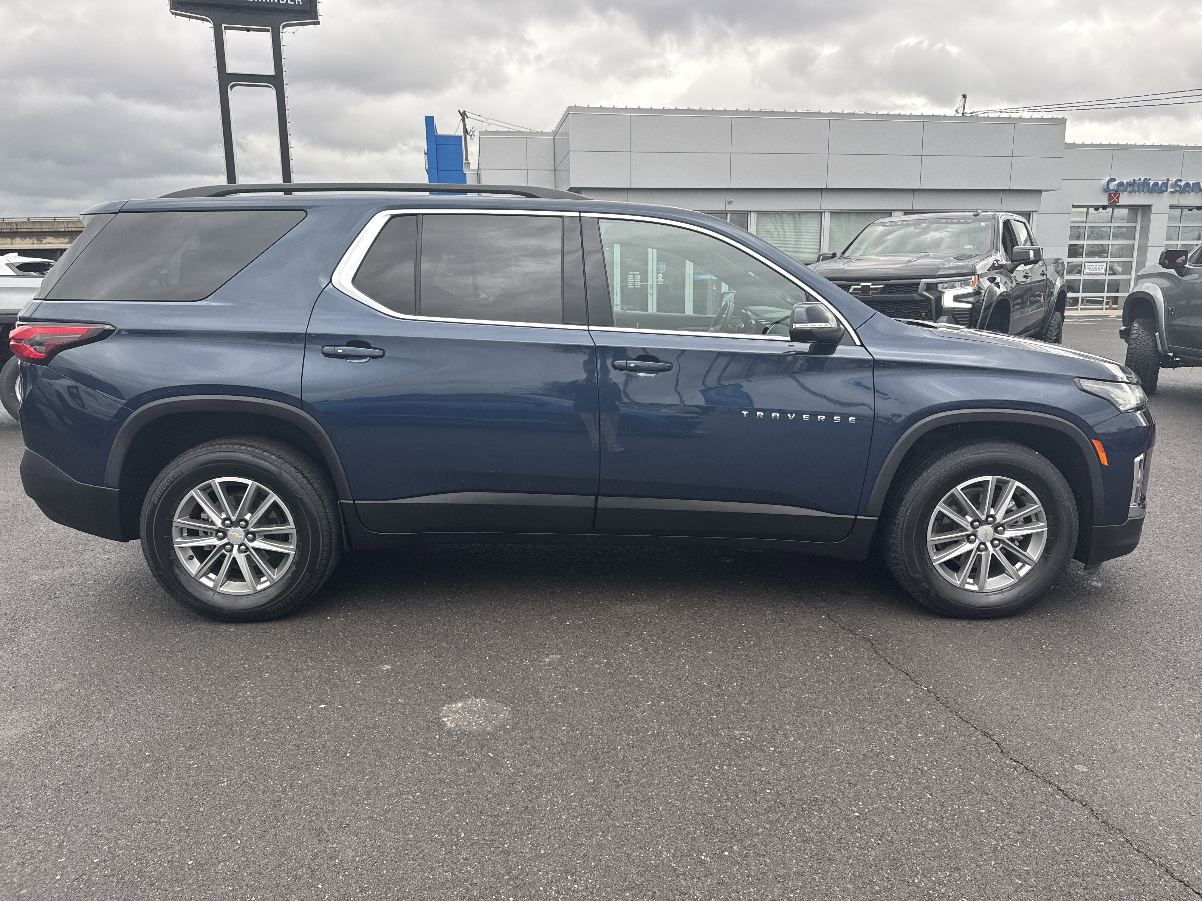 2023 Chevrolet Traverse LT Leather